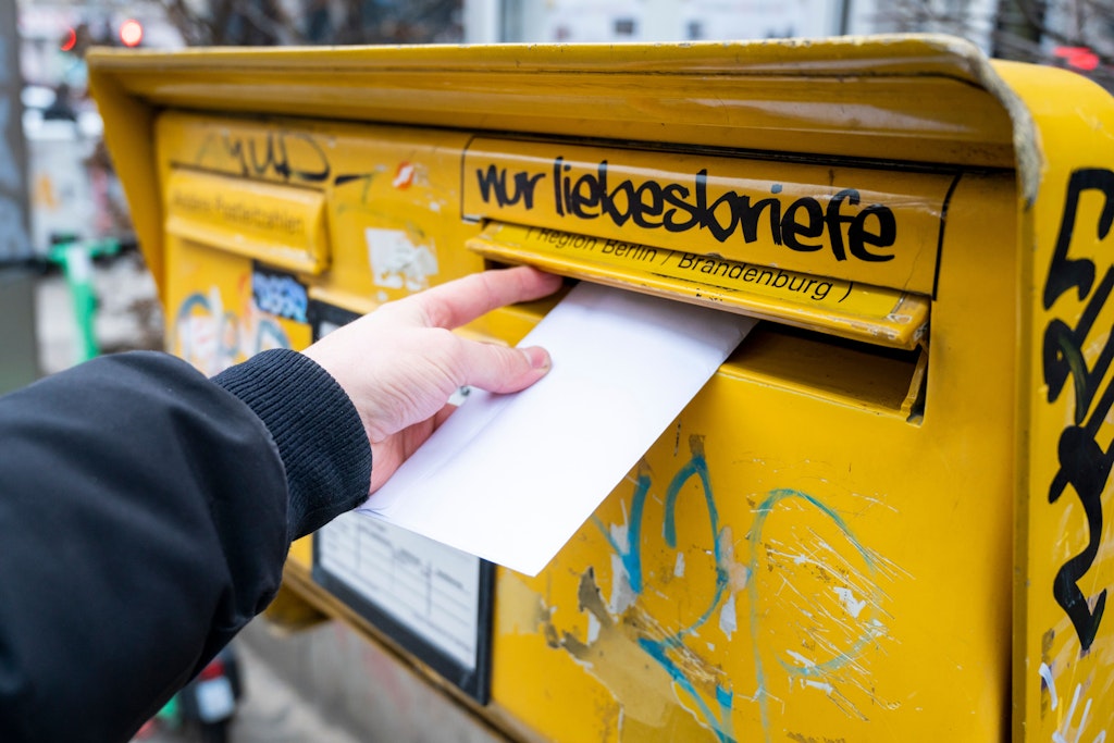 Briefe schreiben wird künftig noch teurer. Die Deutsche Post plant eine Erhöhung des Portos.