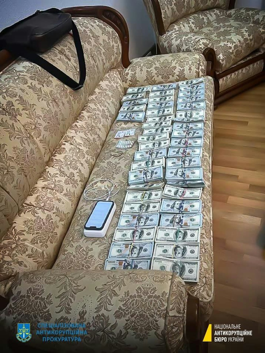 Dollars im Gegenwert von 2,5 Millionen Euro soll Wsewolod Knjasjew, Oberster Richter der Ukraine, als Schmiergeld entgegen genommen haben.