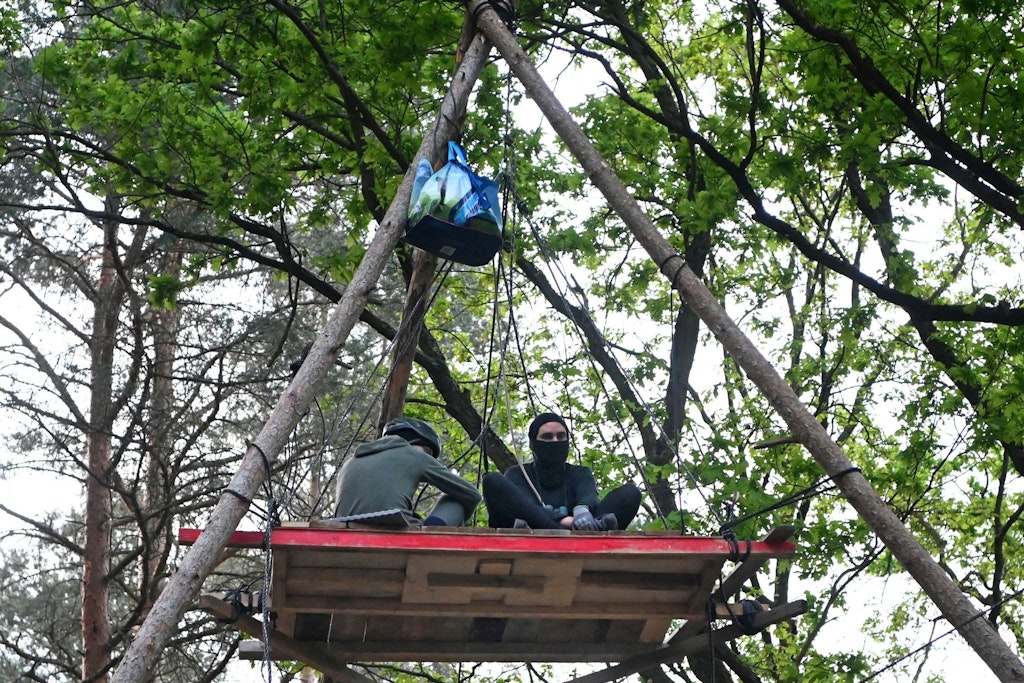 In einem Waldstück in der Wuhlheide in Berlin begeben sich Aktivisten in schwindelerregende Höhen, um dort den Bau einer neuen Straßenverbindung zu verhindern.