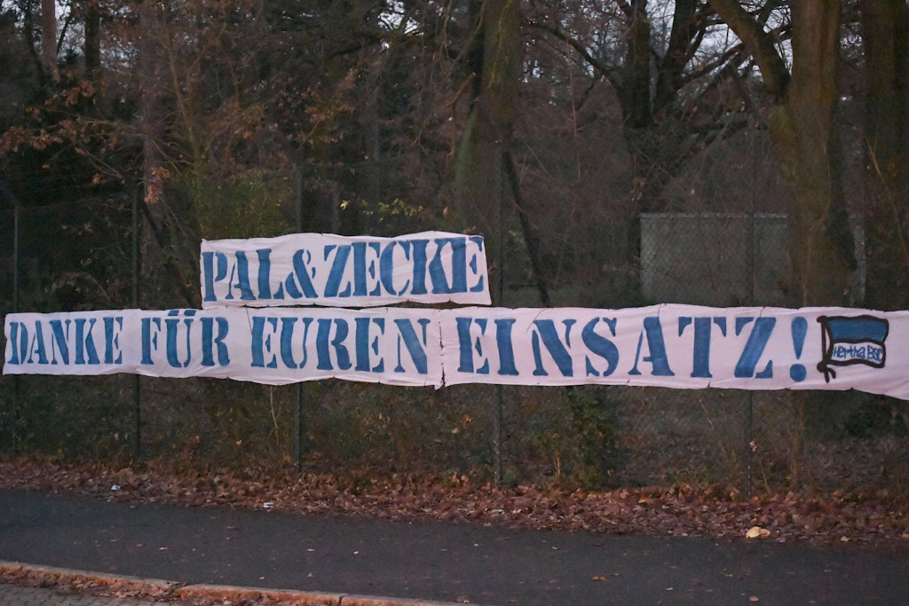 Die Fans von Hertha BSC setzten bereits im November 2021 ein Zeichen, dankten Zecke Neuendorf und Pal Dardai nach ihrer Entlassung.