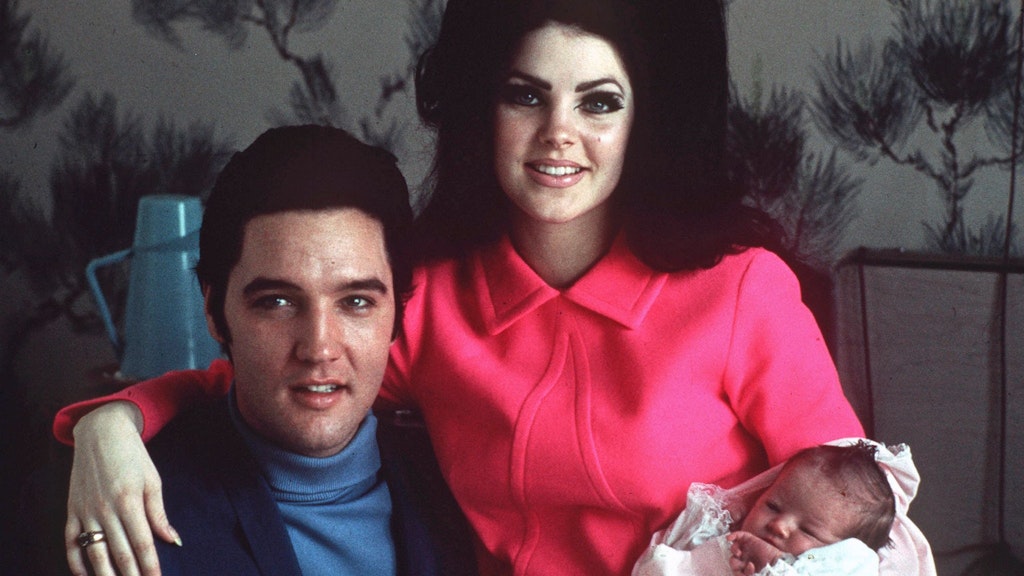 Der US-amerikanische Rock'n-Roll-Star Elvis Presley mit seiner Frau Priscilla und ihrer kleinen Tochter Lisa Marie im Jahr 1968. 