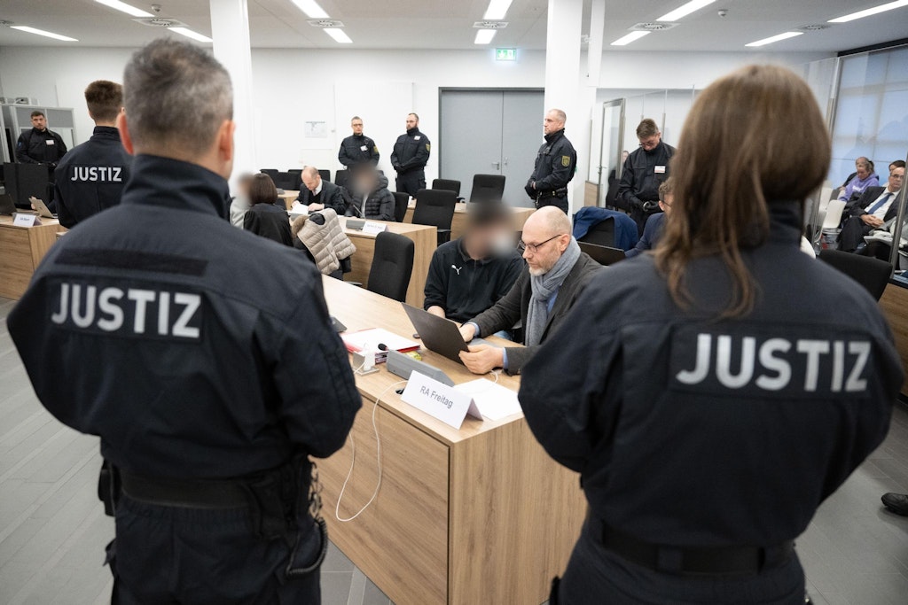 Die Angeklagten im Prozess um den Juwelenraub im Grünen Gewölbe sitzen im Verhandlungssaal im Landgericht neben den Anwälten auf ihren Plätzen.