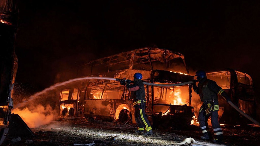 Raketentrümmer waren wegen der Abschüsse auf Kyjiw gefallen, setzten unter anderem einen Fuhrpark in Flammen.