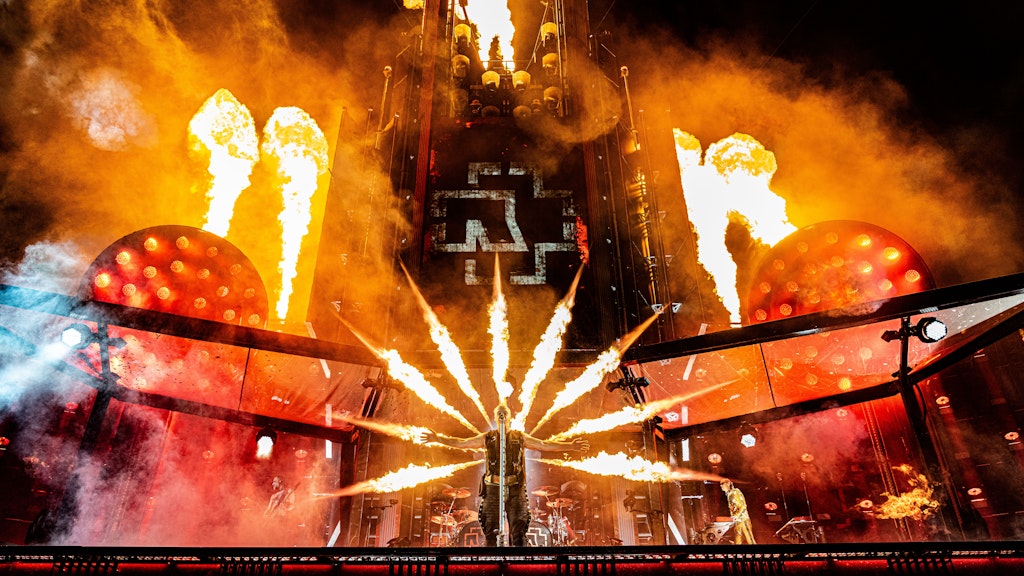 Till Lindemann inmitten der irren Feuershow von Rammstein.