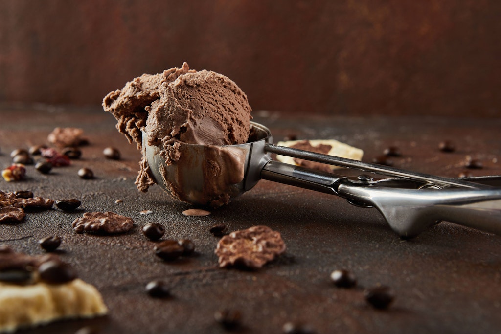 Es ist das Lieblingseis der Deutschen: Schokoladeneis. Keine Sorte wird öfter an den Eisdielen in der Waffel oder im Becher bestellt. Doch wussten Sie, dass Sie Schokoeis, das wie in Italien schmeckt, ganz einfach selber machen können.