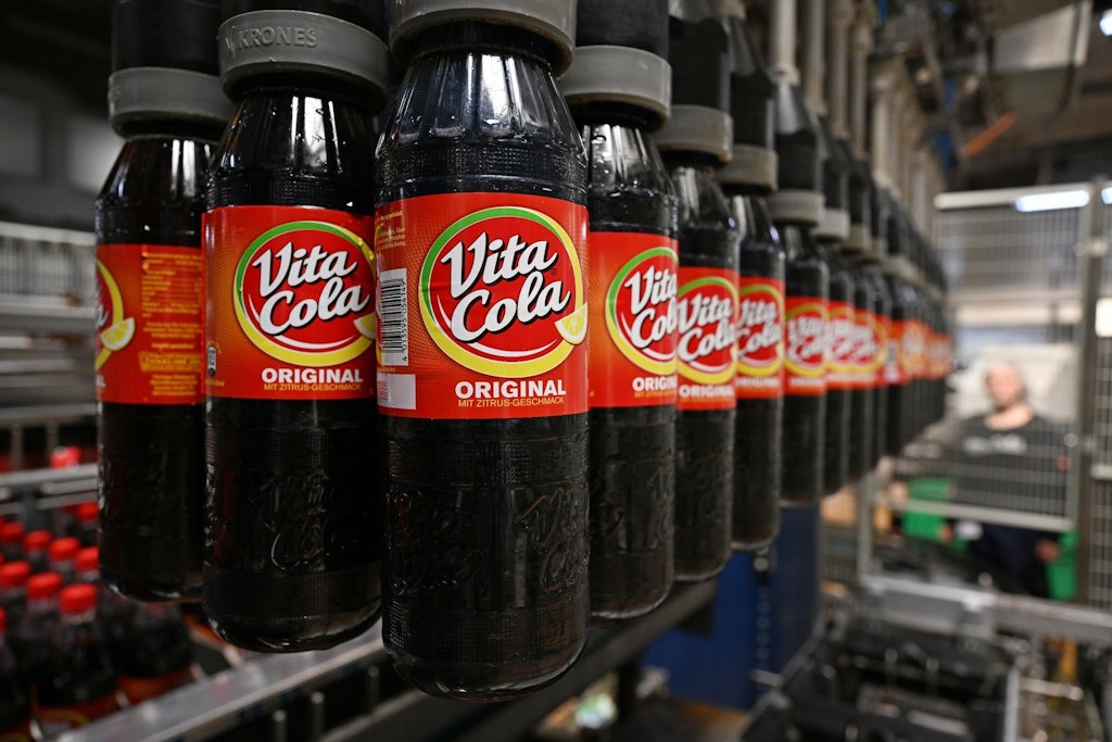 Abfüllung von Vita-Cola an der Produktionsanlage. Die Beschäftigten in Thüringen streikten für gleiche Löhne. 