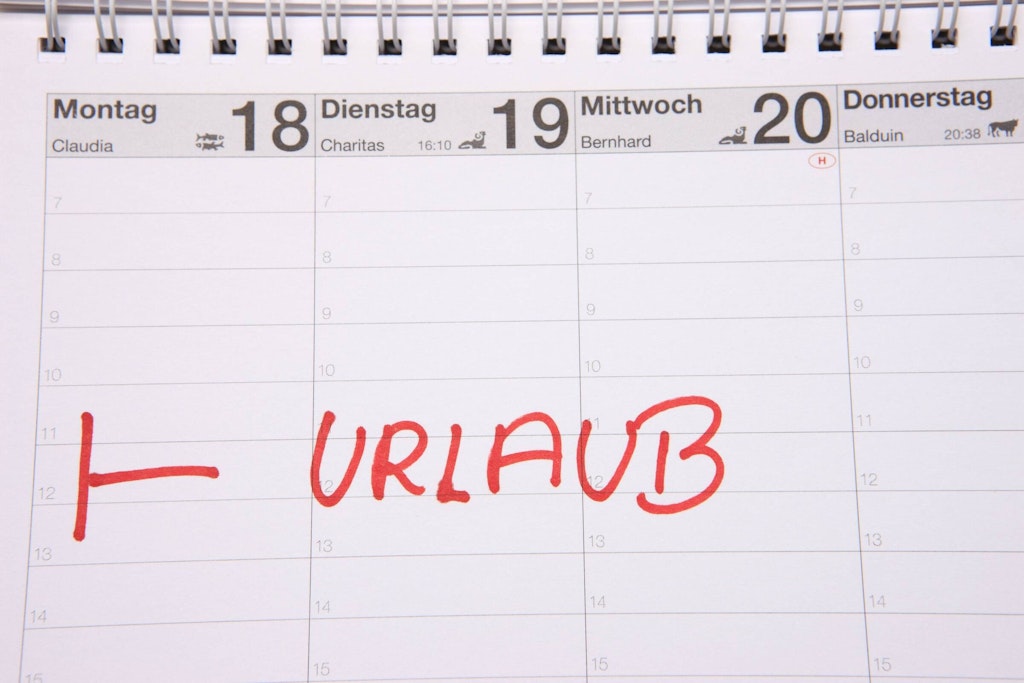 Unter bestimmten Umständen können Arbeitnehmer ihre Urlaubstage an Kollegen verschenken.