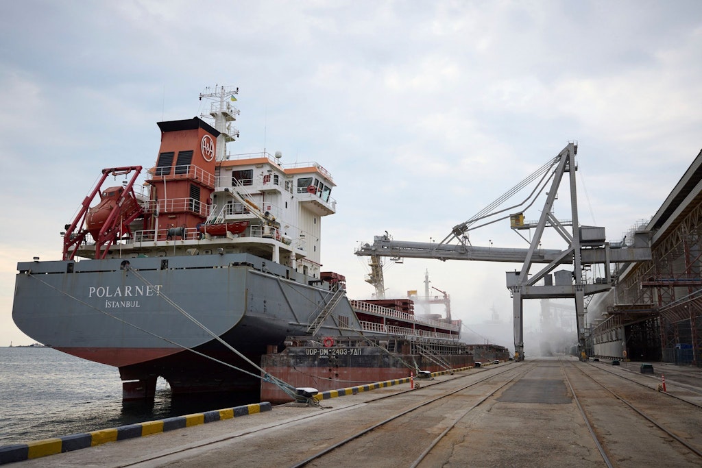 Ein türkisches Frachtschiff wird im Hafen von Odessa mit Getreide beladen. Nur Schiffe können die Mengen für den Export bewältigen, die in der Ukraine erzeugt werden.