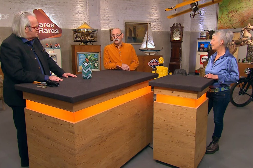 Kunst-Experte Albert Maier, „Bares für Rares“-Moderator Horst Lichter und Kandidatin Svenja bei der Expertise.