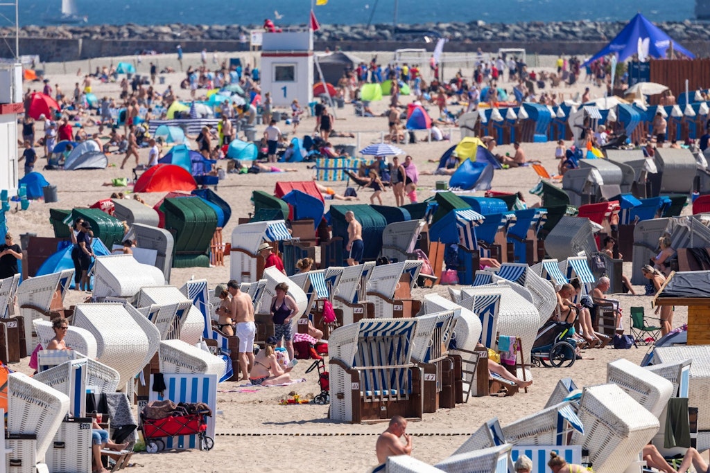Am Strand von Warnemünde an der Ostsee ist Hochbetrieb. Auch in diesem Jahr wird es an den Stränden von Nord- und Ostsee wieder voll. Wer einen Strandkorb mieten will, sollten sich sputen.