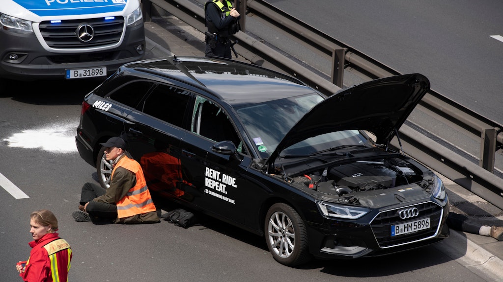 Ein Aktivist der Gruppe Letzte Generation hat sich auf der Autobahn A100 unter einem Auto festgeklebt.