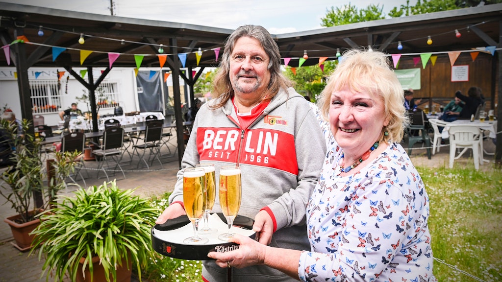 Marion (71) und Holger Gerber (65) betreiben die Kneipe in der Kleingartenanlage – auch sie gehören zu den Stars von „Von Hecke zu Hecke – Bunte Beetgeschichten“.
