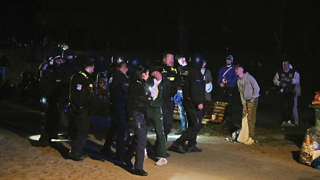 Zahlreiche Menschen feierten im Volkspark Friedrichshain den Herrentag, die Polizei musste einschreiten.