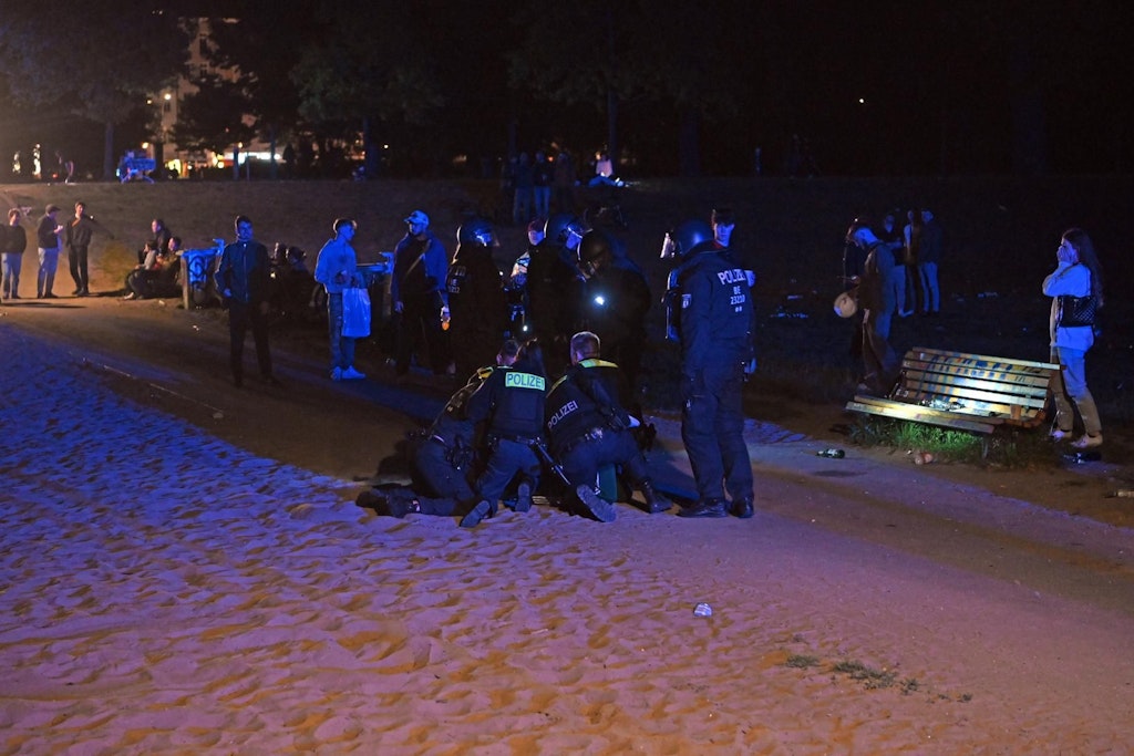 Im Volkspark Friedrichshain kam es auch zu Auseinandersetzungen zwischen Feiernden und der Polizei.