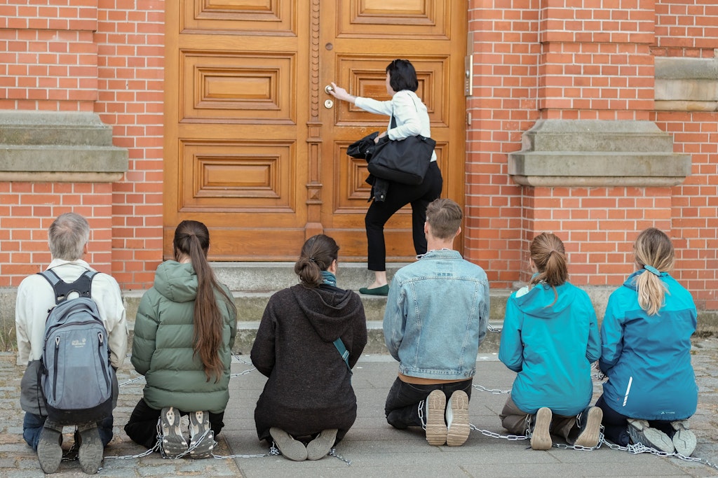 In Ketten haben sich diese Aktivisten von Letzte Generation zum Protest vor dem Gerichtsgebäude gelegt.