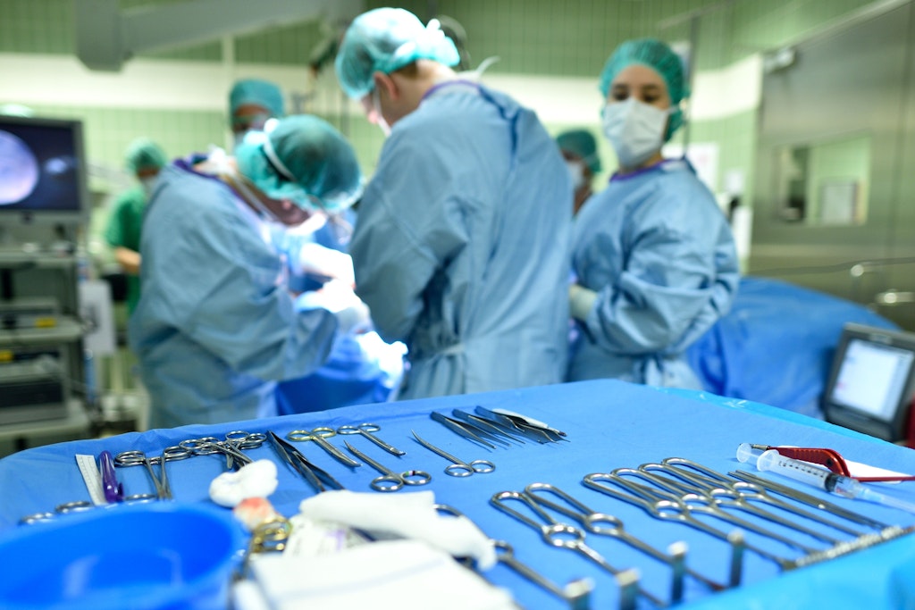 OP-Besteck ist in der HNO-Klinik in einem Operationssaal zu sehen (Symbolbild).