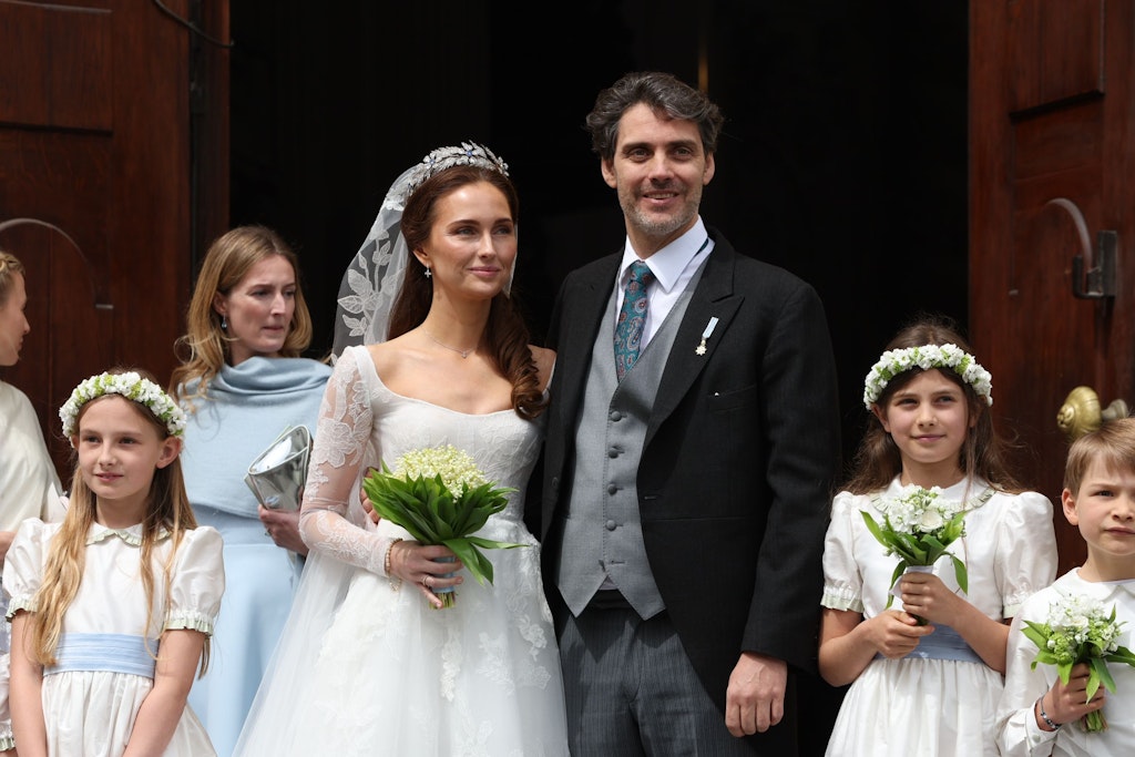 Ludwig Prinz von Bayern und seine Frau Sophie-Alexandra Prinzessin von Bayern stehen nach ihrer kirchlichen Hochzeit mit Blumenkindern und Pagen vor der Theatinerkirche in München.