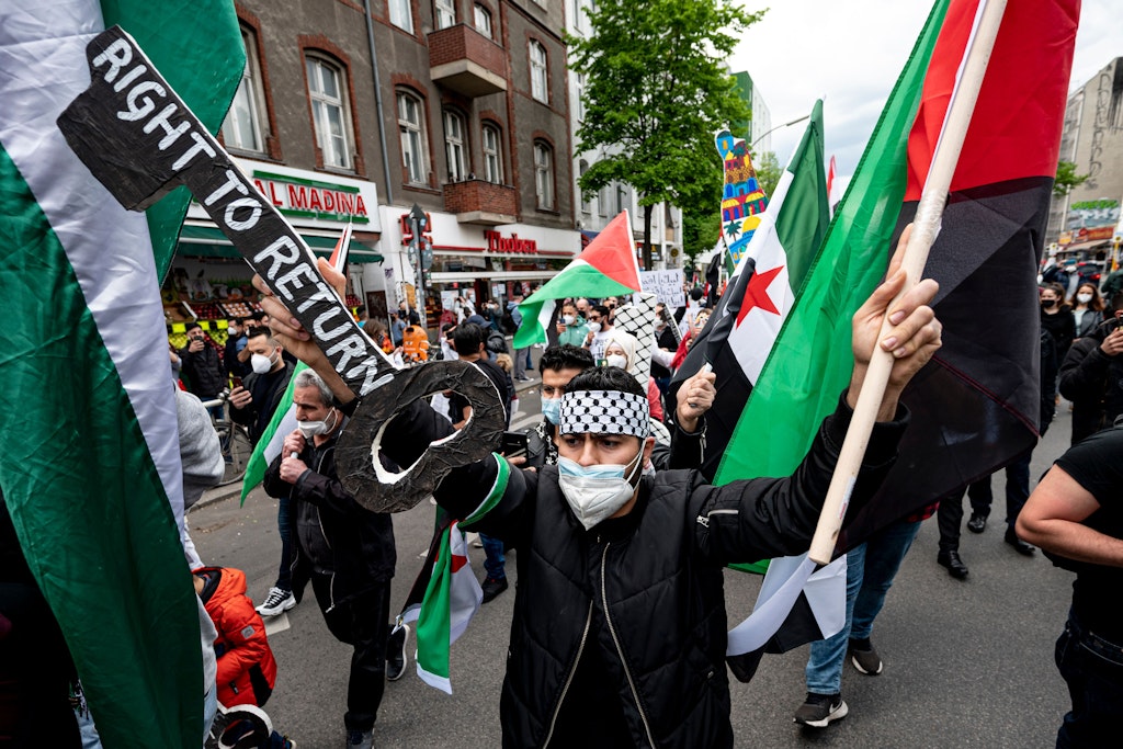 Ein Teilnehmer der Demonstration verschiedener palästinensischer Gruppen läuft und einem großen Schlüssel mit der Aufschrift "Right to Return" durch Neukölln. (Archivbild)