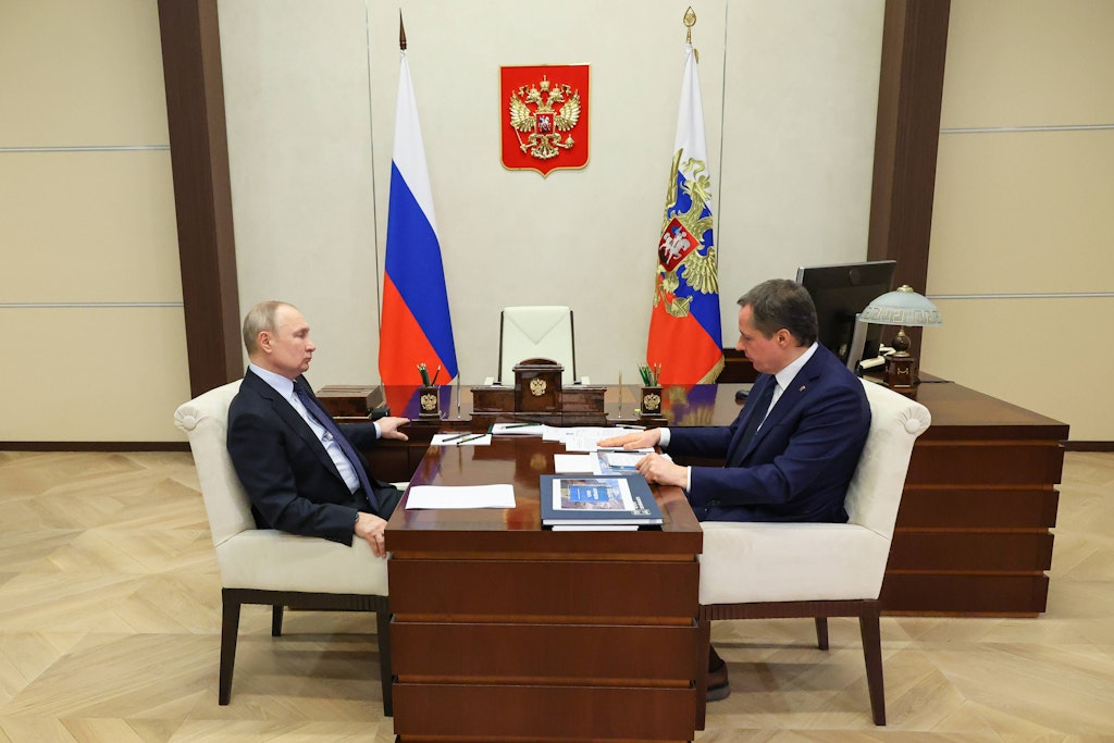 Die Bürger forderten vom Gouverneur der Region Belgorod, Wjatscheslaw Gladkow, Waffen. Hier ist er bei einem Gespräch mit Russlands Diktator Putin im Januar zu sehen.