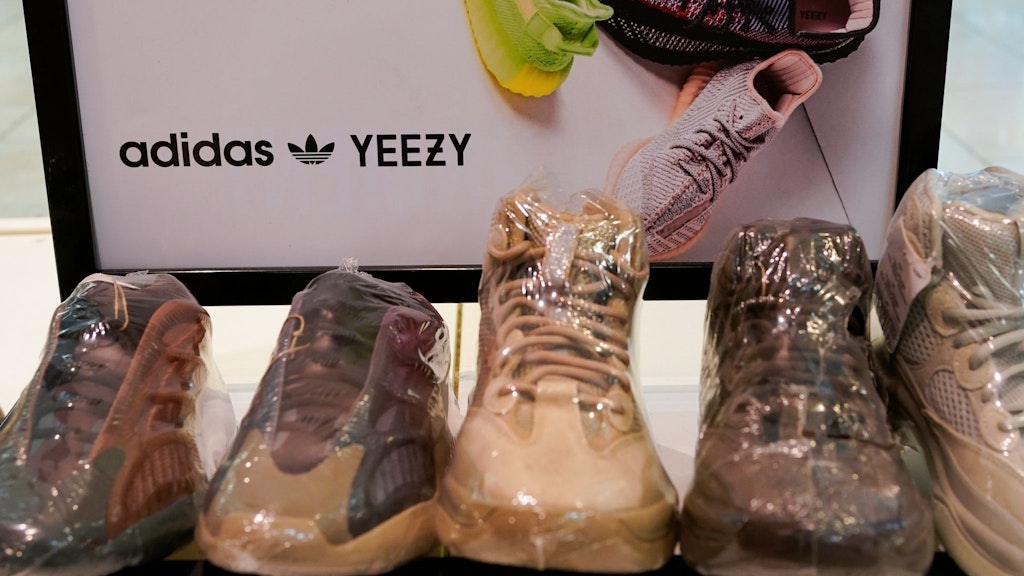 Schuhwerk, von Kanye West entworfen, soll weiter verkauft werden. Adidas will die Einnahmen aber spenden.