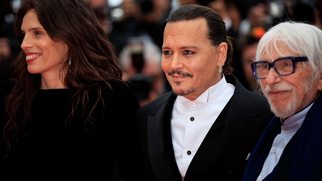 Johnny Depp mit der Schauspielerin und Regisseurin von „Jeanne du Barry“ und dem Schauspieler Pierre Richard bei der Eröffnung der Filmfestspiele in Cannes am 16. Mai. 