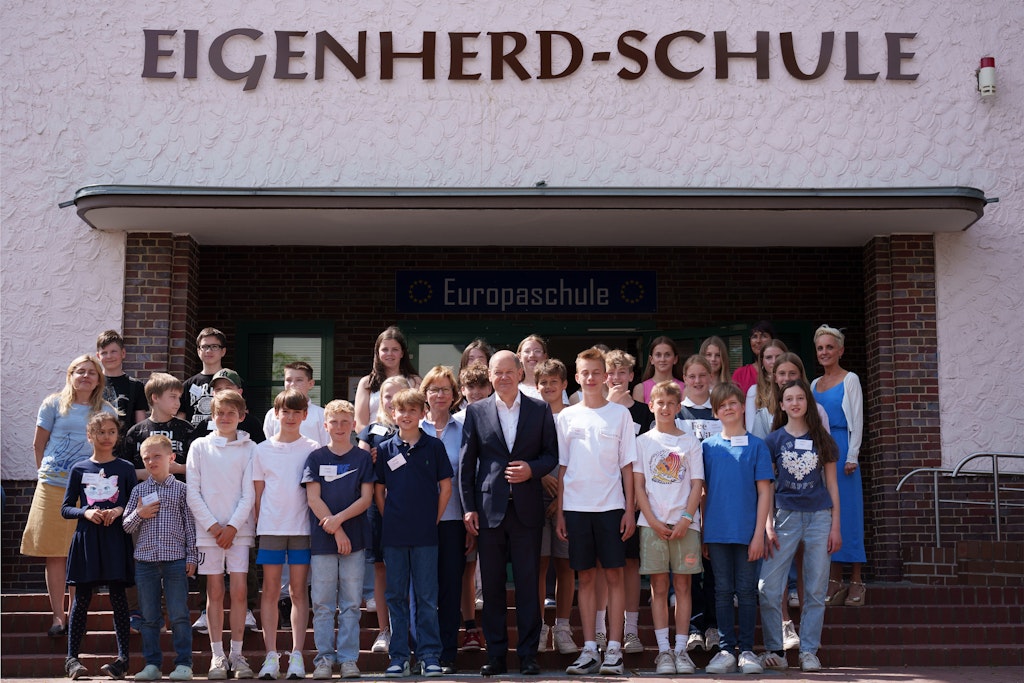 Bundeskanzler Olaf Scholz (M, SPD) besucht am EU-Projekttag die Eigenherd-Schule.