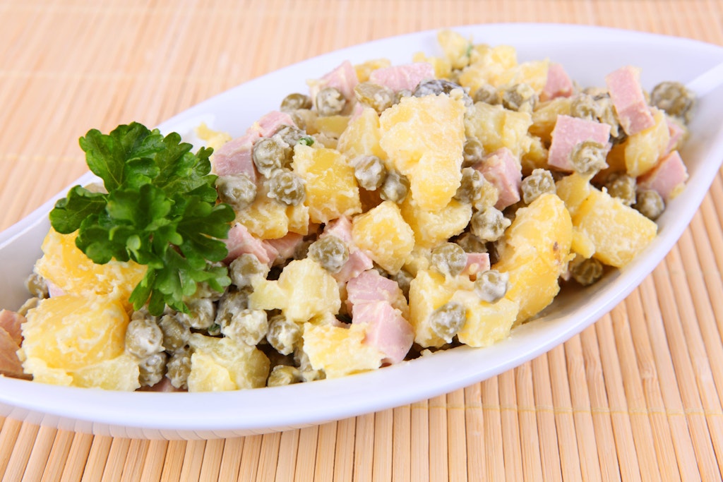 Dieser Kartoffelsalat schmeckt sehr lecker - und das Rezept kann mit weiteren Zutaten, beispielsweise mit Erbsen, beliebig erweitert werden.