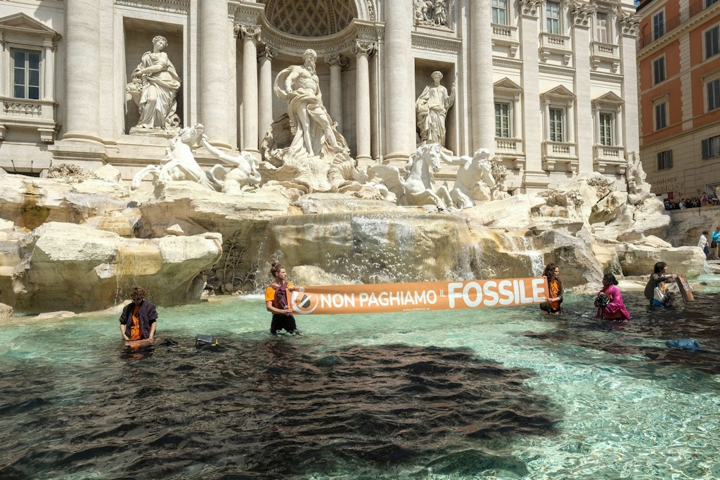 Klimaaktivisten der „Letzten Generation“ bei der Protestaktion im Trevi-Brunnen.