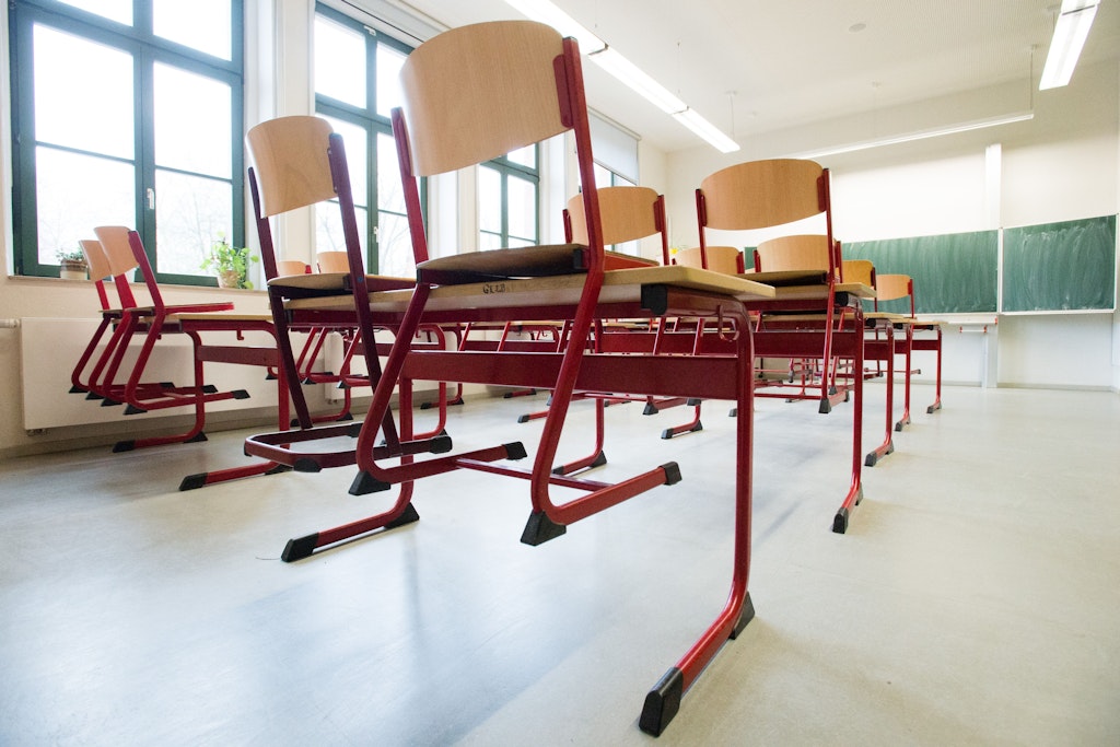 Stühle stehen auf Tischen in einem leeren Klassenzimmer einer Schule. Anfang Juni kann das in vielen Schulen so aussehen, wenn die Lehrer drei Tage lang streiken.