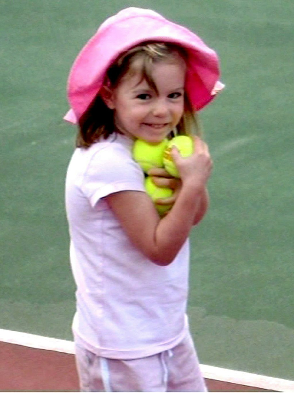 Madeleine McCann (Maddie) hält Tennisbälle in der Hand. Am 3. Mai 2007 verschwand die damals Dreijährige aus Großbritannien aus einem Ferienappartement im portugiesischen Praia da Luz.