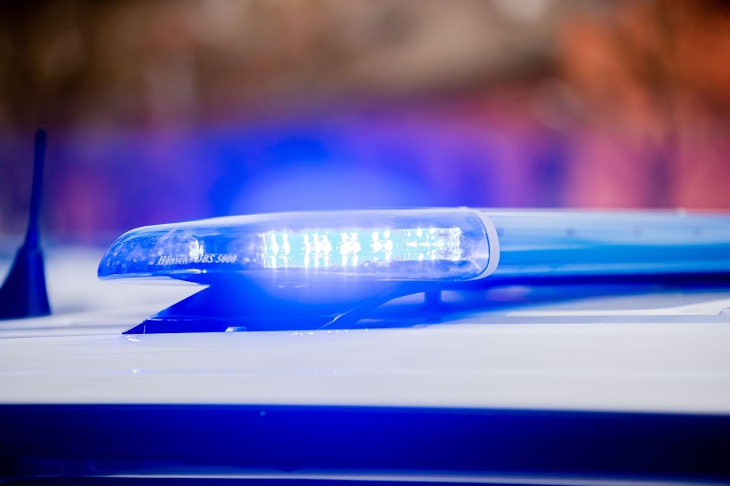 Das Blaulicht eines Polizeifahrzeuges leuchtet auf dem Dach (Symbolbild).