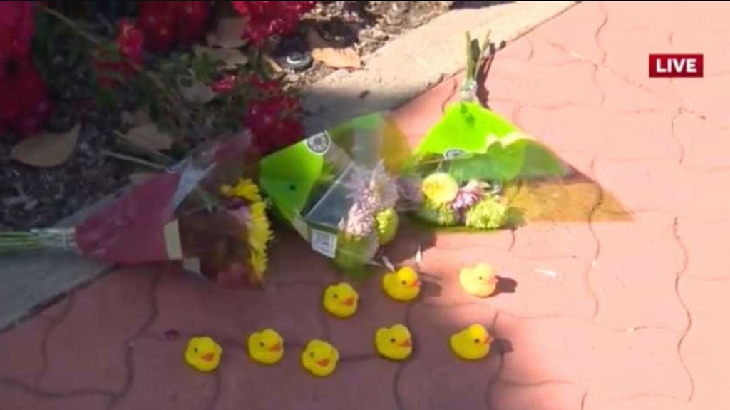 Trauer am Unfallort, Anwohner legten Blumen und Gummienten ab.