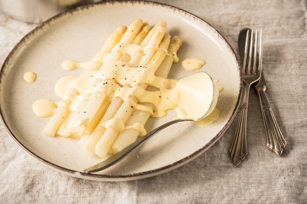 Sauce Hollandaise und Spargel sind eine Traumkombi. Bei Fertigsoßen warnen Verbraucherschützer vor vielen künstlichen Inhaltsstoffen.