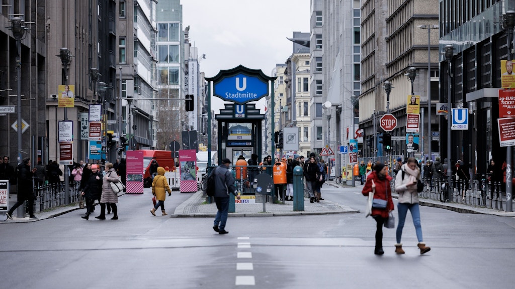 Passanten gehen auf der Fahrbahn der gesperrten Friedrichstraße. Touristen und andere Fußgänger hatten sich positiv zu dem Versuch geäußert. 