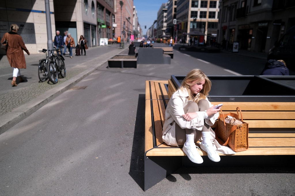 Derzeit stehen auf der Friedrichstraße noch Stadtmöbel. Ab Juli fahren hier wieder Autos. 