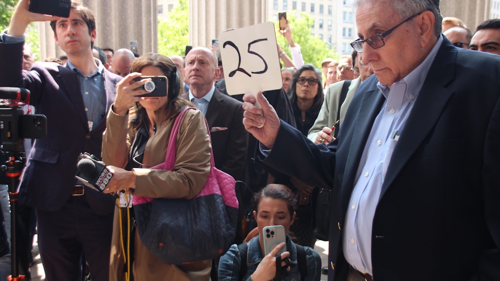 Jeff Gural, Immobilien-Unternehmer und Teileigentümer des Flatiron Building, bietet bei einer Auktion auf den Stufen vor einem Gerichtsgebäude in New York auf das «Bügeleisen-Gebäude». New Yorks berühmtes dreieckiges Gebäude ist im zweiten Anlauf versteigert worden. 
