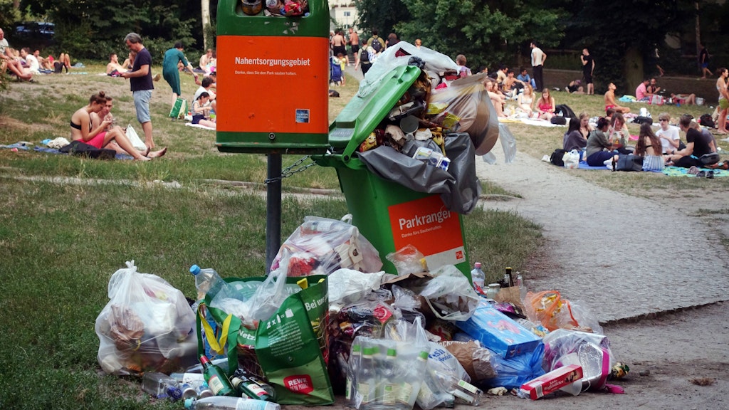 Müll in einem Berliner Park. Essensreste locken Ratten an. 
