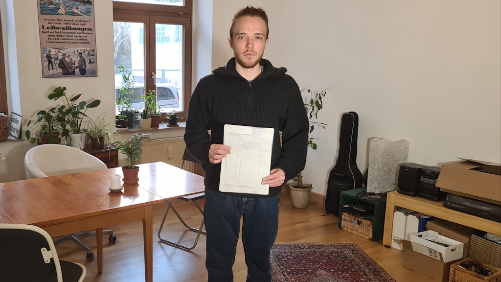 Jakob Beyer, Klimaaktivist der Letzten Generation, hält ein Durchsuchungsprotokoll in den Händen. Im Dezember 2022 fand bei ihm eine Wohnungsdurchsuchung statt. Mit Durchsuchungen in mindestens sechs Bundesländern waren Polizei und Staatsanwaltschaft nach ersten Angaben gegen Klimaschutz-Demonstranten der Gruppe Letzte Generation vorgegangen. 