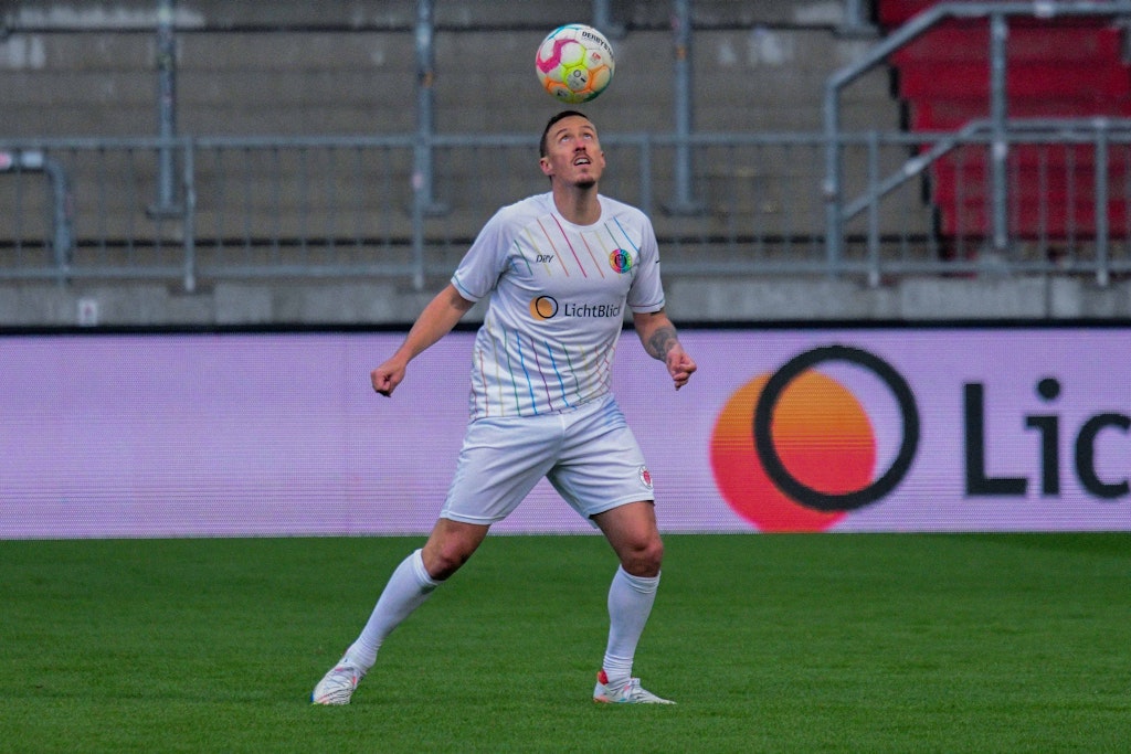 Max Kruse mit Köpfchen. Im März kickte er beim Abschiedsspiel für St. Paulis Jan-Philipp Kalla. 