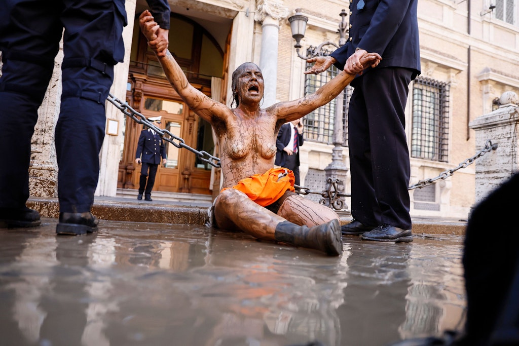 Vor dem italienischen Parlament in Rom wurde diese Klimaaktivistin festgenommen. In Deutschland gab es am Mittwoch Razzien gegen Mitglieder der Gruppe, die in ganz Europa aktiv ist. 