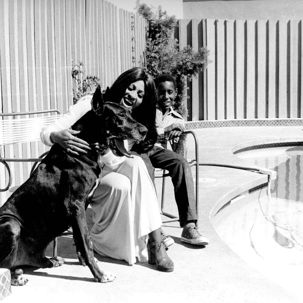 Tina Turner mit ihrem Sohn Ronnie und Hund Onyx 1972 am Pool ihres Hauses in View Park. Ronnie Turner starb 2022 im Alter von 62 Jahren. 
