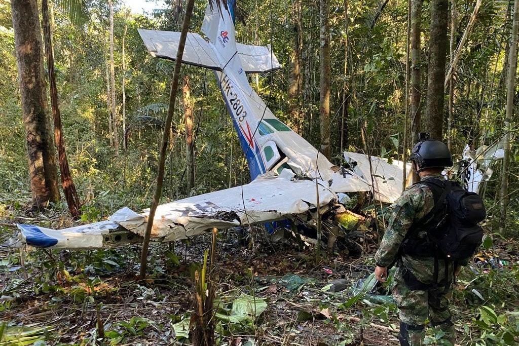 Wrack einer Cessna C206, die im Dschungel von Solano im kolumbianischen Bundesstaat Caqueta abgestürzt ist. Die Suche nach vier indigenen Kindern, die den tödlichen Flugzeugabsturz im Amazonasdschungel am 1. Mai überlebt haben könnten, geht weiter.