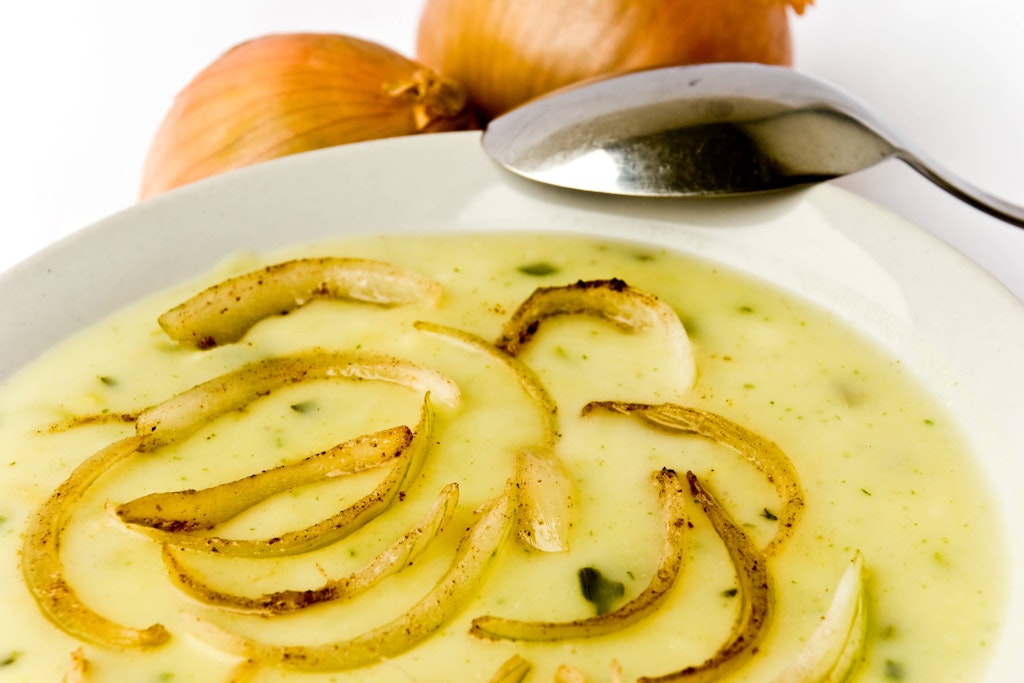 Diese Zwiebelsuppe ist ohne Klößchen angerichtet. Mit den besonderen Bratwurstklößchen wird der Drei-Zwiebeltopf noch deftiger. 