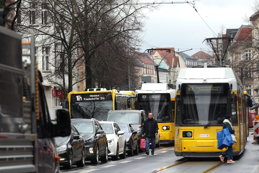 Das Verkehrschaos in der Bahnhofstraße in Köpenick ist der Horror für alle, die da durchmüssen.