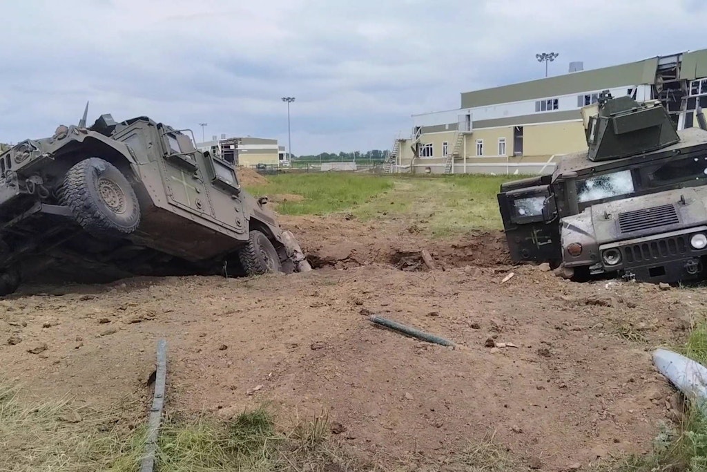 Russland veröffentlichte Fotos von zerstörten Militärfahrzeugen amerikanischer Produktion, die von russischen, mit der Ukraine verbündeten Kämpfern in der Region Belgorod benutzt worden seien.