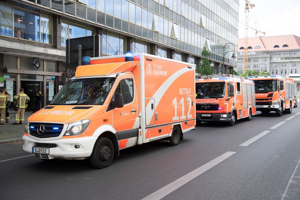 Einsatzfahrzeuge der Feuerwehr vor dem Gebäude, in dem es zu einem tödlichen Unfall mit einem Paternoster gekommen war. 