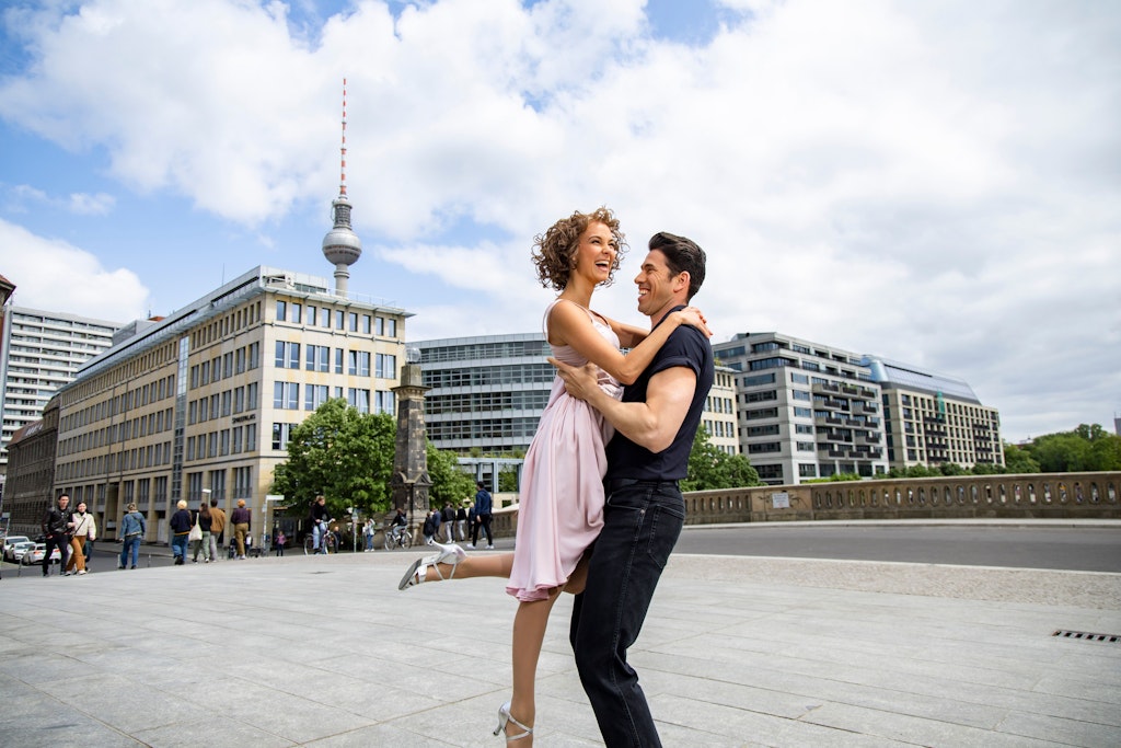 Die Hauptdarsteller von „Dirty Dancing“, Deike Darrelmann (26) und Máté Gyenei (38), auf der Friedrichbrücke. 