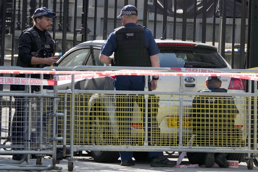 Polizeikräfte an der Absperrung der Downing Street mit dem Wagen, der in die Gitter gerast war.