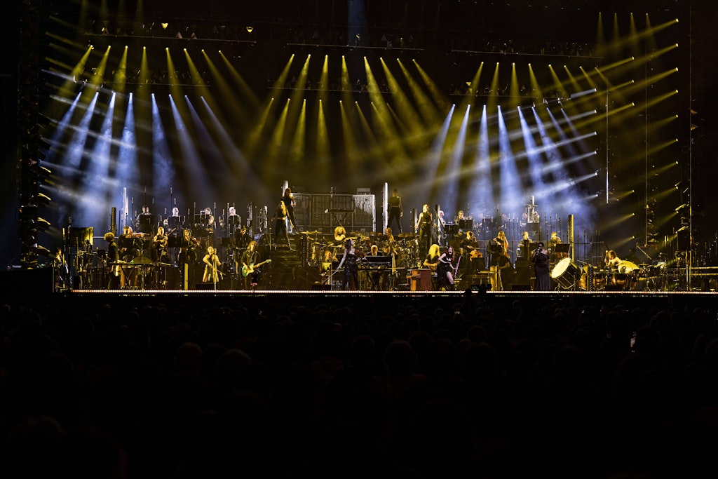 Mit einer bombastischen Bühnenshow tritt Hollywood-Komponist Hans Zimmer am Freitag in der Mercedes-Benz-Arena auf.