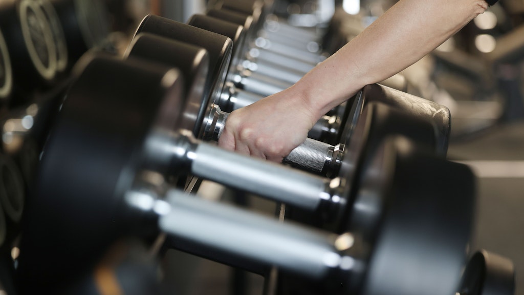 Früher ging man ins Fitnessstudio, um Gewichte zu stemmen, leichter sind die aber auch im Gym nicht.